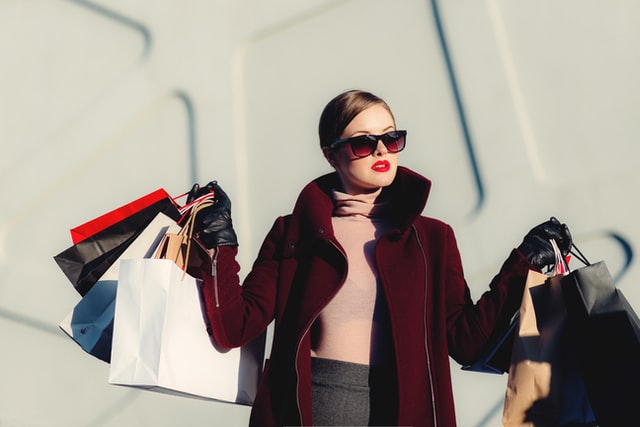 Modelling Lady with two shopping bags in her hands